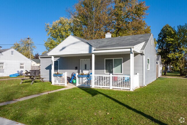 Some ranch homes have covered porches in Mount Vernon Park.