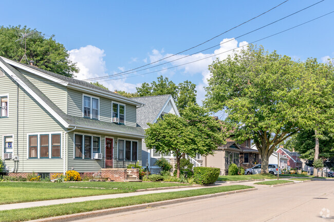 Stevens Park homes come in a variety of architectural styles.