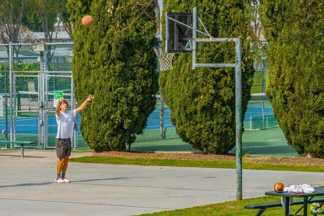 Helecrest Park offers excellent amenities in Harbor Gateway, Costa Mesa.