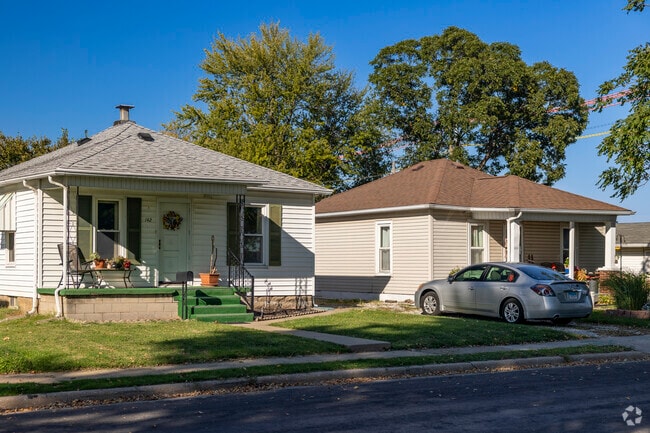 National style homes are common in Roxana.