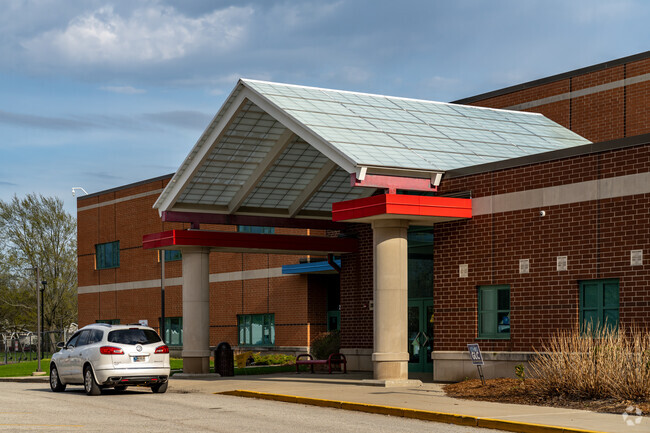 Roosevelt STEAM Academy served 524 students in 2025, according to Niche.