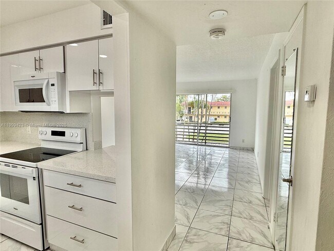 20201 NE 29th Ct unit 21, Miami, FL 33180 - photo 2