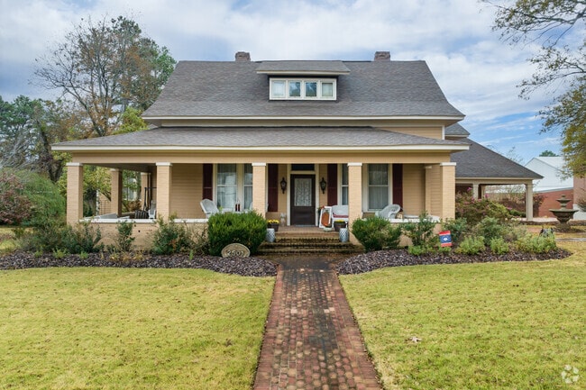 Craftsman homes are common in Byhalia.