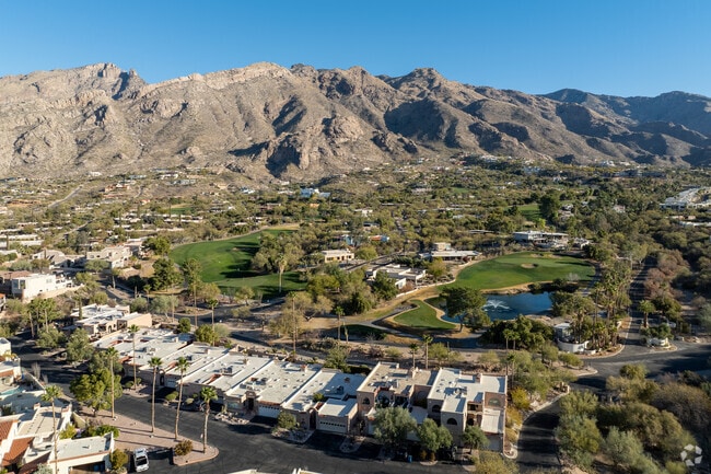 Skyline Country Club in the Catalina Foothills offers members a private 18 hole golf course.