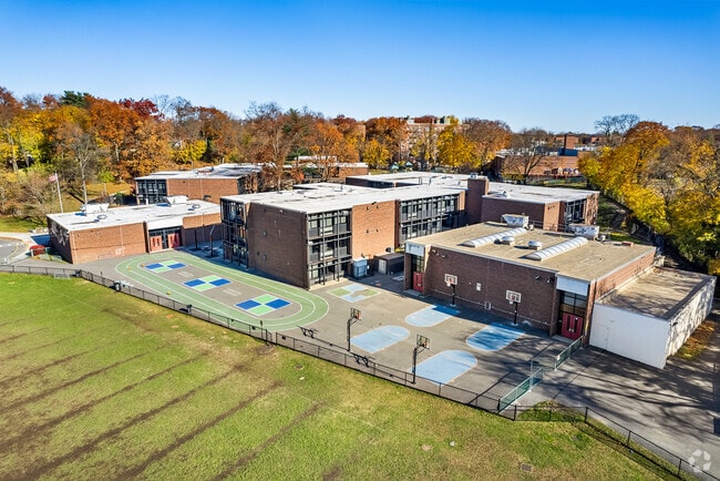 Central Elementary School in Larchmont serves students in grades Kindergarten through 5th.