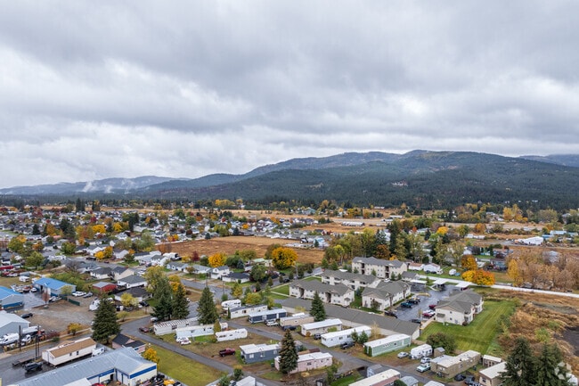 West Prairie offers great views over the surrounding mountains.
