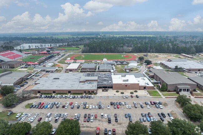 Petal High School serves students in grades 9-12.