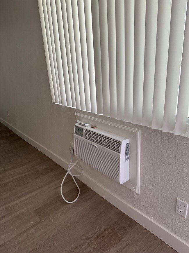 New York Apartments, Redlands, CA 92373 - photo 6