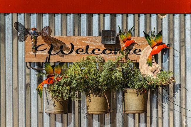 Friendly homes welcome guests to Lincoln Oaks neighborhood.