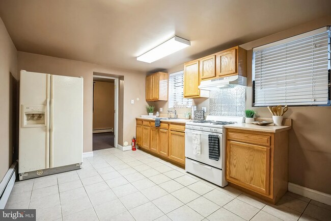 1124 S 15th St unit 2ND FL, Philadelphia, PA 19146 - photo 2