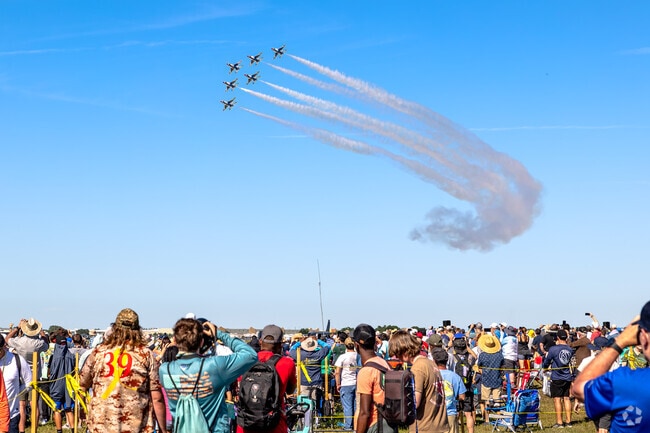 Catch the sights and sounds of the US Air Force Thunderbirds.
