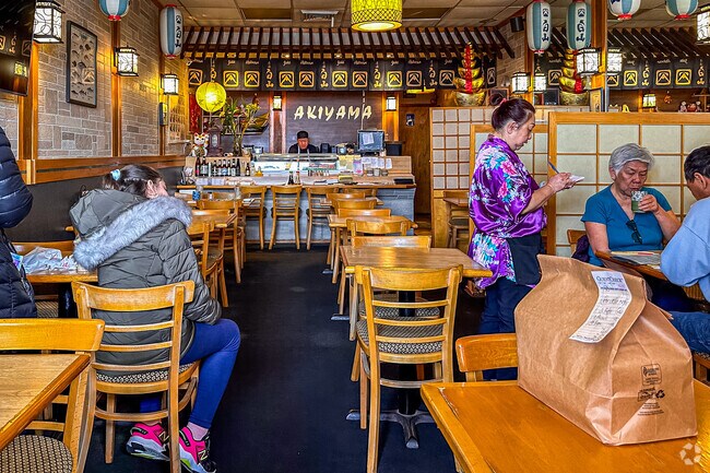 Akiyama has top-notch sushi place in College Point.