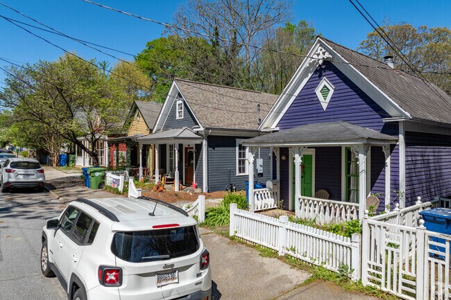 Small colorful bungalows are typical of Cabbagetown.