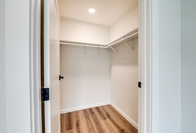 2x2 Spacious Walk-In Closet