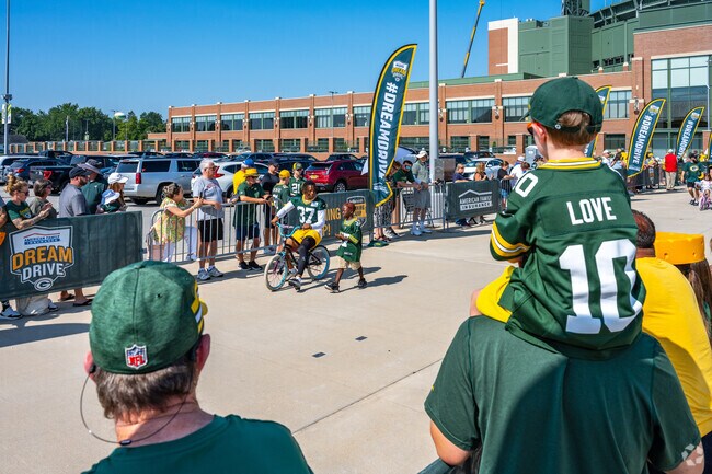 Packer fans bringing the love for the players and and kids.