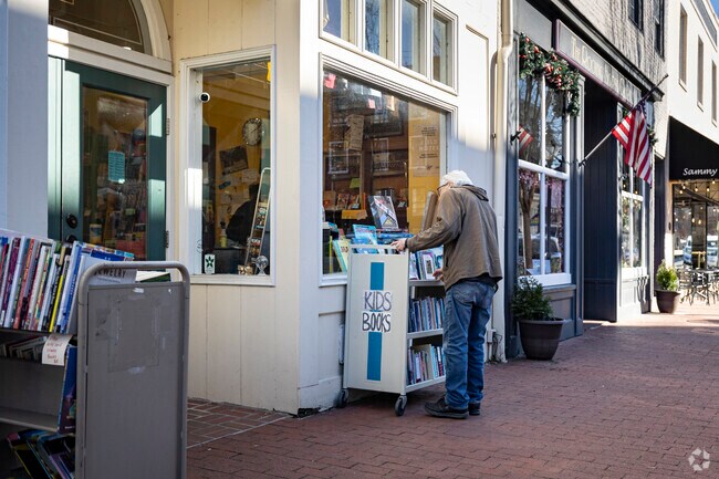 Bookworms of Argyle Heights will appreciate the nearby bookstore.