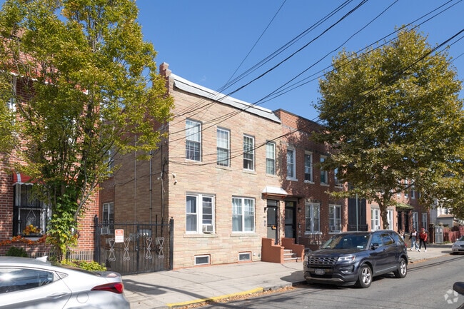 Co-op buildings are a common feature of the Wakefield neighborhood.