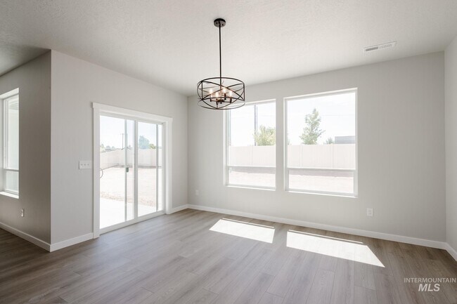 703 Strike Eagle St, Mountain Home, ID 83647 - photo 7