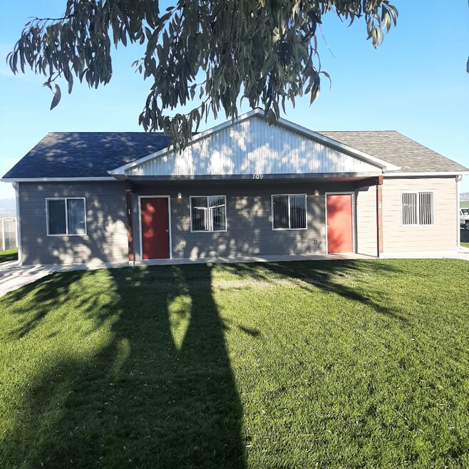 709 S Oak St unit 2, Townsend, MT 59644 - photo 1