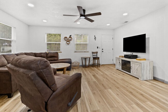 2725 NW 44th Place unit ID1359125P, Gainesville, FL 32605 - photo 2