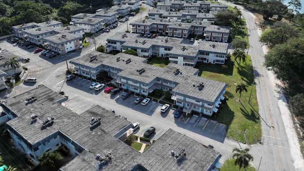 2880 Lake Osborne Dr unit 210, Lake Worth Beach, FL 33461 - photo 2