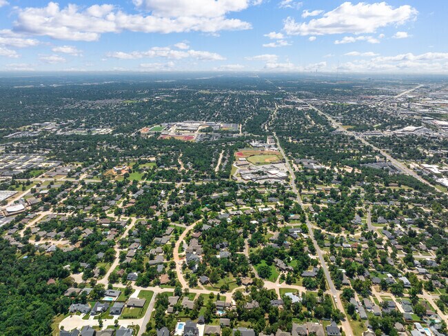 Capitol View is a quiet and convenient neighborhood near the shops and dining of Downtown Edmond.
