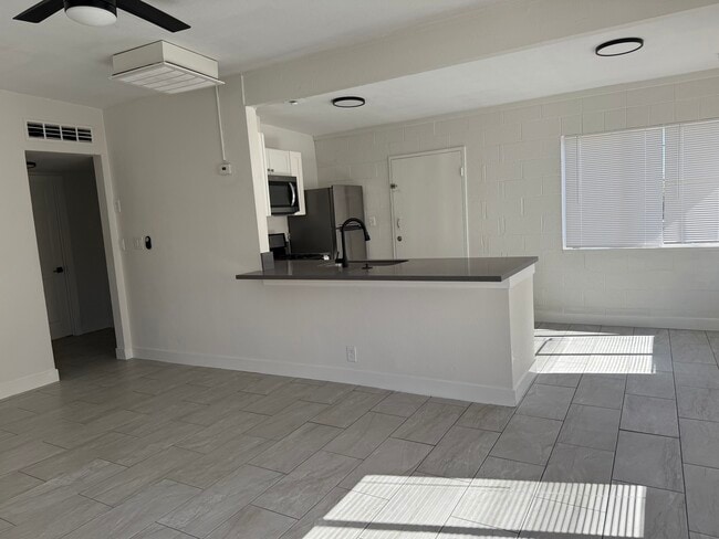 breakfast bar/kitchen