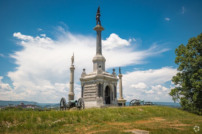 Head into Ridgedale-Oak Grove to view the Illinois Monument at Missionary Ridge.