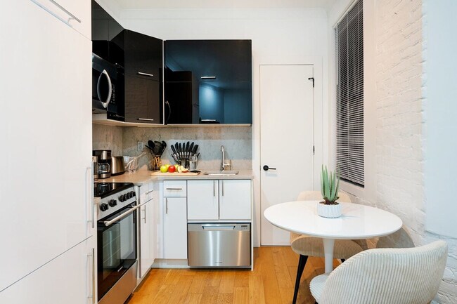 Lenox Row unit FL2-ID1022028P, New York, NY 10021 - photo 6