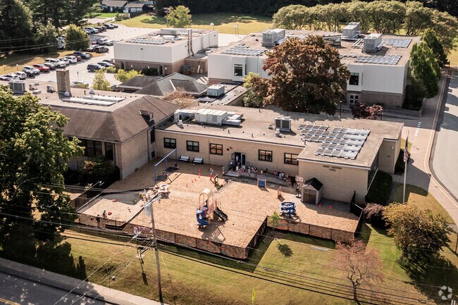 Naubuc School is located in Glastonbury.