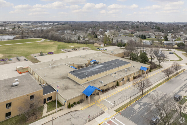Waunakee Heritage Elementary School has a student-to-teacher ratio of 9 to 1.
