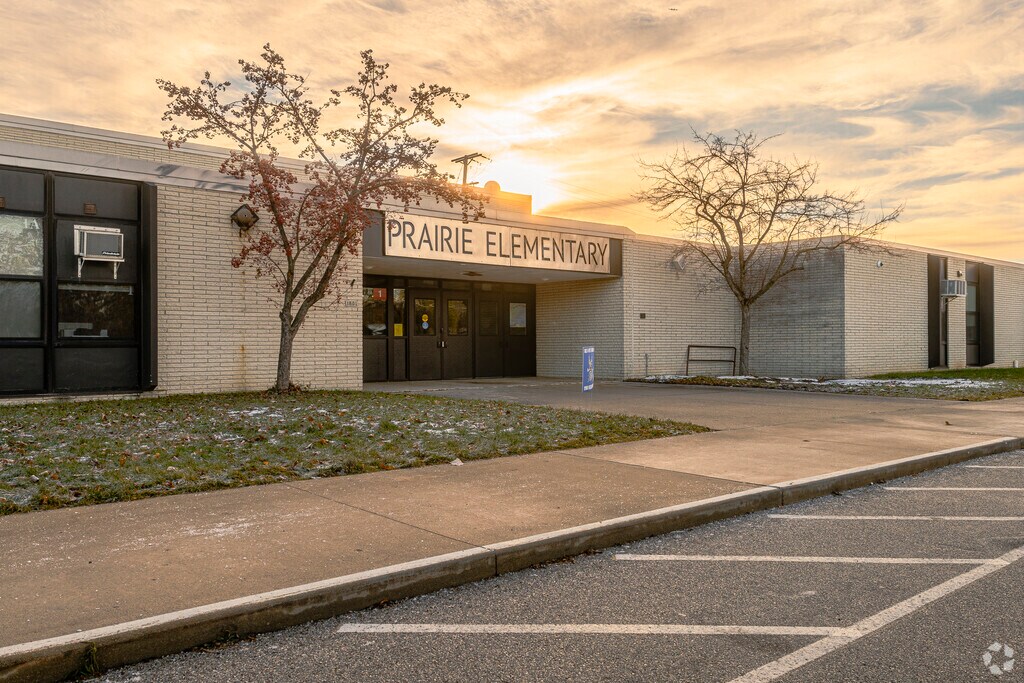 Prairie Elementary School provides education in the neighborhood of 
Waukesha.