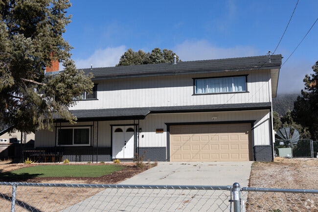 Contemporary-style home in the heart of Frazier Park.