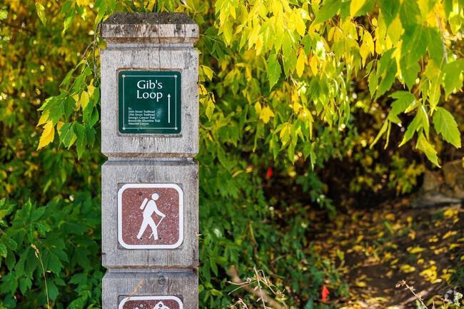 A sectioned wooden post marks the trail at Gib’s Loop.