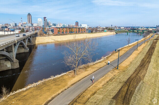 Meredith Trail along Raccoon River gives Indianola Hills
residents a great place to exercise.