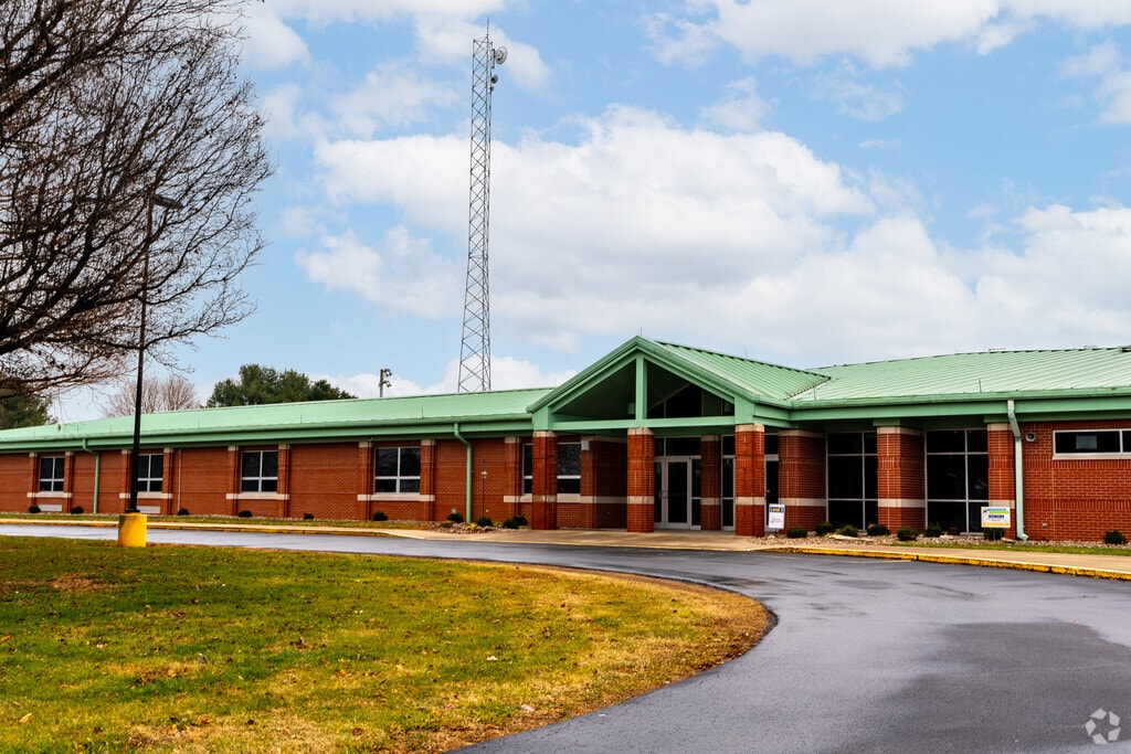 New Middletown Elementary School is located in New Middletown, In.