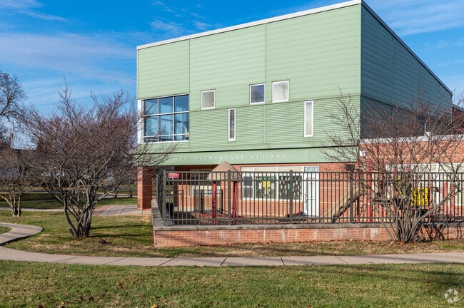 Roslyn Elementary School is a highly rated, public school located in Abington.