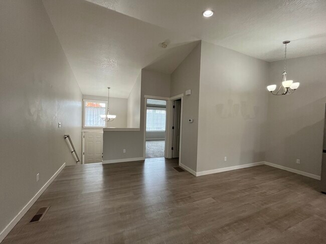 607 W 1st St, Newberg, OR 97132 - photo 7