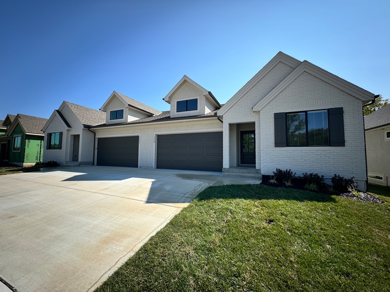 1439 SW Winthrop Dr, Lee's Summit, MO 64081 - photo 1