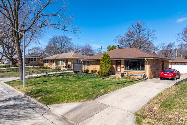 Ranch style homes are also found within the Brosen Manor neighborhood.