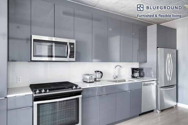 311 W Illinois St unit FL10-ID818, Chicago, IL 60654 - photo 6