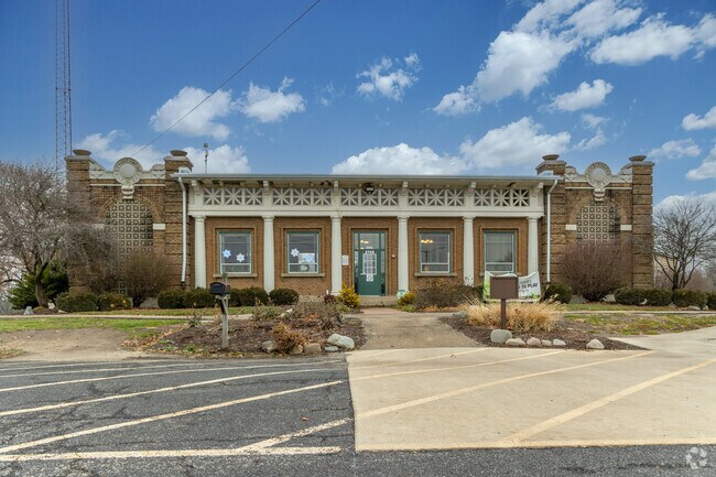 Madison Golf Course offers a large course with a par sixty-nine in West Peoria.