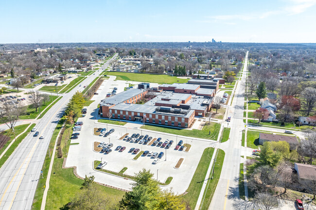 Stilwell Junior High sits between Grand Ave and Vine St.