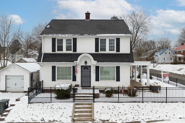 Colonial-style homes can be found throughout the Oak Place neighborhood.