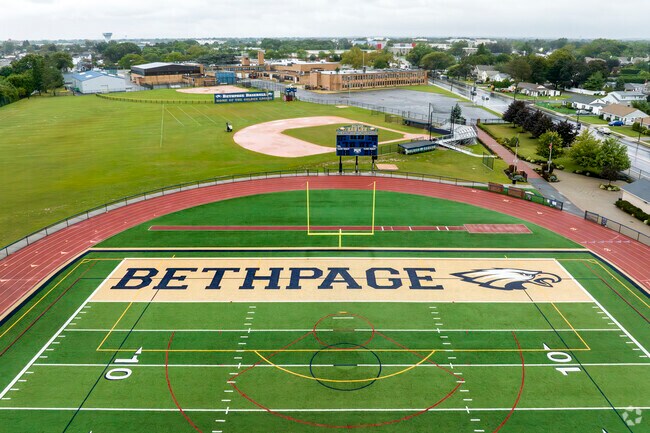 Bethpage Senior High School has 923 students with a student-teacher ratio of 11:1