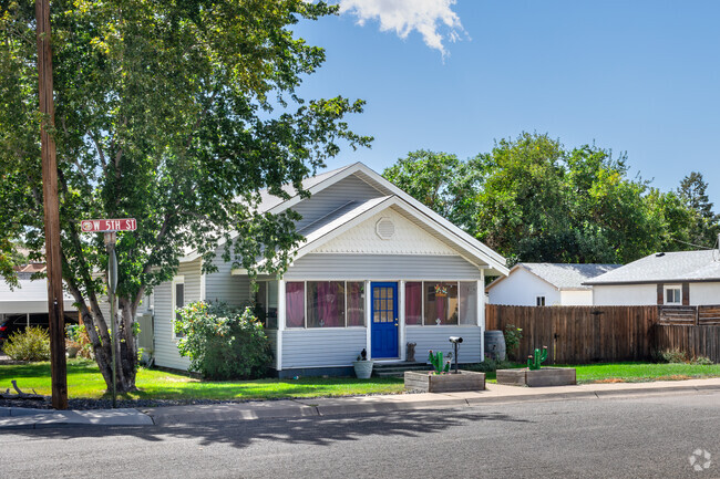 Palisade Area has a several bungalow homes in the area.