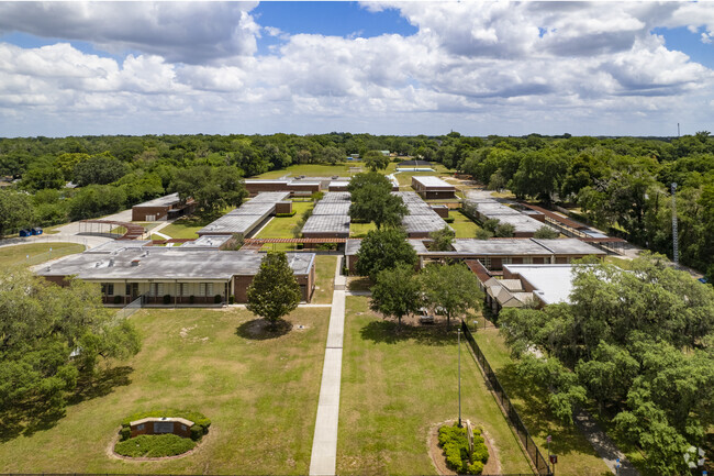 Yates Elementary School educates 700 students and has a 15 to 1 student-to-teacher ratio.