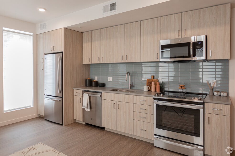 2BR, 2BA - 987SF
