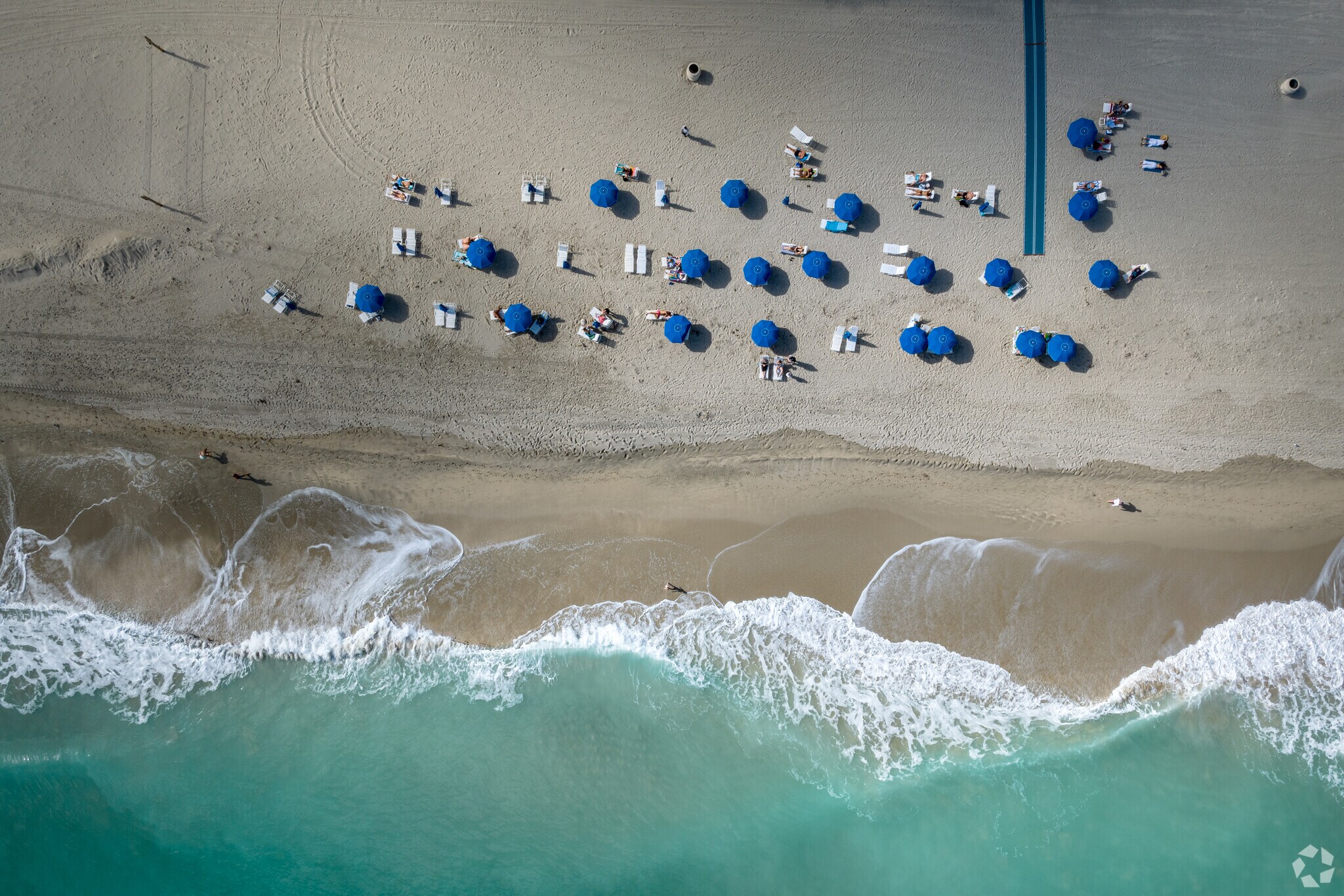 90-degree look down of Hollywood Beach.