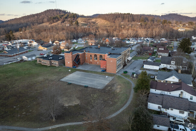According to test scores, 52% of Barrackville Elementary/Middle School students are at least proficient in math.